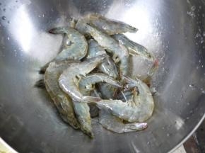 海虾剪去头部的尖刺和虾脚，开背挑出虾线。