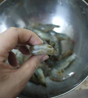 处理干净的海虾。