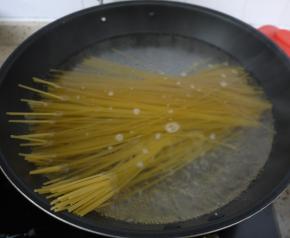 烧一锅热水，水里加盐，水沸腾后加入意大利面，煮8-10分钟。