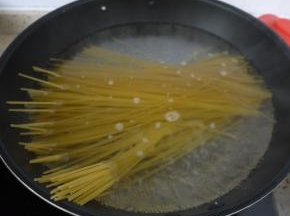 烧一锅热水，水里加盐，水沸腾后加入意大利面，煮8-10分钟。