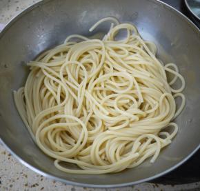 煮好后的意大利面捞出备用。