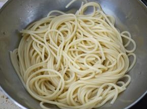 煮好后的意大利面捞出备用。