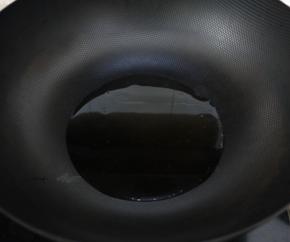 锅烧热后倒入橄榄油。