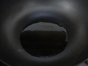 锅烧热后倒入橄榄油。