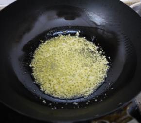 加入蒜泥炒出蒜香味。