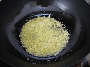 加入蒜泥炒出蒜香味。