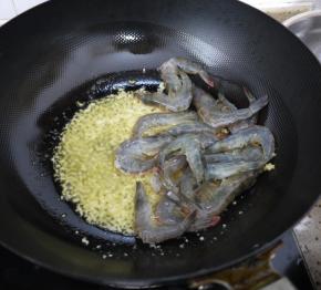 倒入海虾，炒至虾变红。