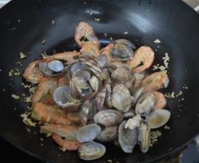 虾变红后加入花甲。