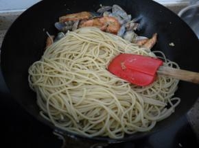 虾和花甲煸炒均匀后加入意大利面，继续翻炒。