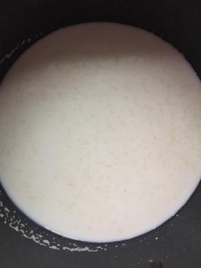 首先制作中种面团，牛奶和干酵母先混合，使酵母充分融化。