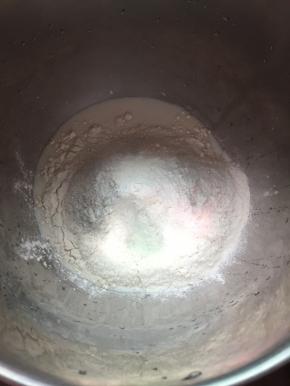 倒入350g的高筋面粉，用搅拌机搅拌均匀，成团后就可以。