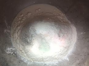 倒入350g的高筋面粉，用搅拌机搅拌均匀，成团后就可以。