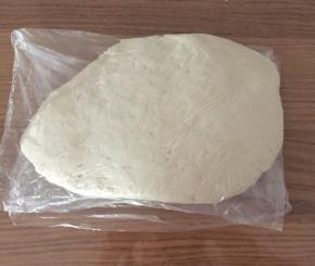 把搅拌好的中种面团放入保鲜袋中，压平后放在室温约25度发酵1小时，然后放进冰箱冷藏发酵至少12小时。