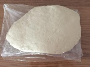 把搅拌好的中种面团放入保鲜袋中，压平后放在室温约25度发酵1小时，然后放进冰箱冷藏发酵至少12小时。