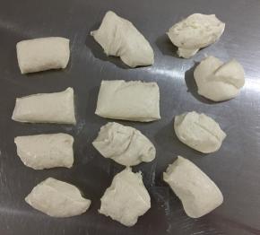 把发酵好的中种面团分割成小块，等会放入主面团中搅拌。