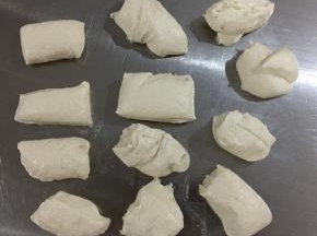 把发酵好的中种面团分割成小块，等会放入主面团中搅拌。