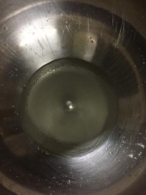 制作主面团，搅拌缸中加入水、盐和糖，慢速搅拌。