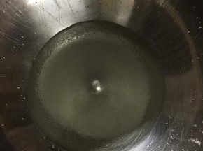 制作主面团，搅拌缸中加入水、盐和糖，慢速搅拌。