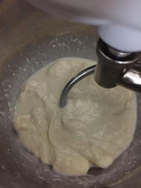 制作主面团，搅拌缸中加入水、盐和糖，慢速搅拌。