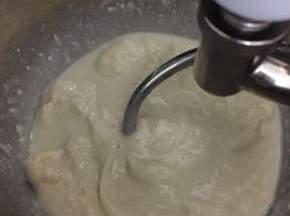 制作主面团，搅拌缸中加入水、盐和糖，慢速搅拌。