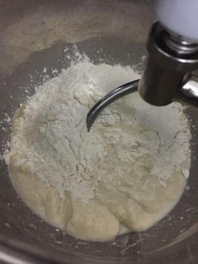 加入高筋面粉和酵母，先慢速搅拌到材料均匀后转中速搅拌。