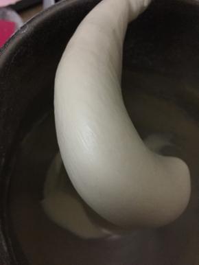 面团搅拌至表面光滑，能拉出较厚的膜。