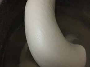 面团搅拌至表面光滑，能拉出较厚的膜。