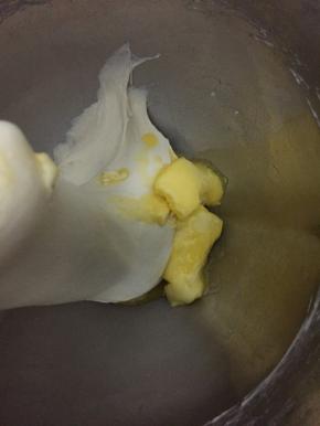 加入软化的黄油，先慢速搅拌至面团吸收好黄油，再转中速搅拌至完全扩展