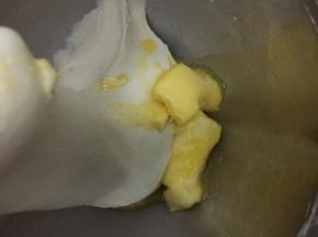 加入软化的黄油，先慢速搅拌至面团吸收好黄油，再转中速搅拌至完全扩展