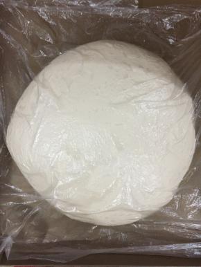 搅拌好的面团盖保鲜膜室温发酵20分钟。