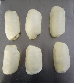 松弛好后的面团擀薄、整形好。