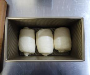 把整形好的面团放入土司盒中。