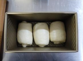 把整形好的面团放入土司盒中。