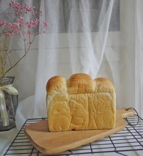 面包烤好后取出，倒出放在冷却网上冷却。