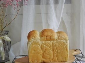 面包烤好后取出，倒出放在冷却网上冷却。