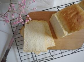 切片后的吐司可以抹酱吃，做三明治哦。