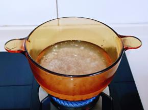 泡发的藜麦倒入锅中，加入2.5倍的纯净水，1g盐煮熟。(约煮15-20分钟，关火焖5分钟)