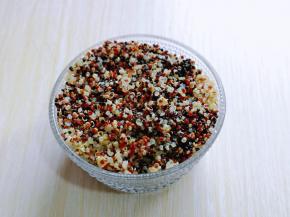 煮熟的藜麦过纯净水，淋干水分备用。