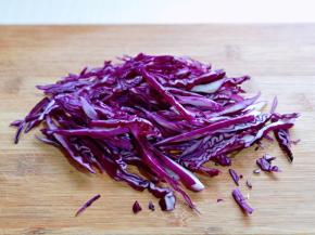 紫甘蓝洗干净切丝。