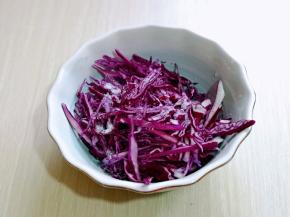 切好的紫甘蓝放入器具中，加入少许盐，腌制15分钟。(腌制好的把水分挤干)