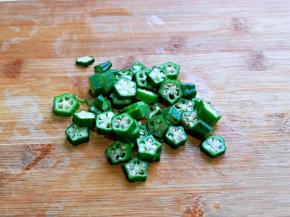 秋葵洗干净焯水，断生后切小段。