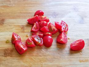 小番茄洗干净，切小块。