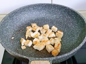 鸡胸肉切小块，煎至两面微黄盛出。(我用的是即食鸡胸肉)