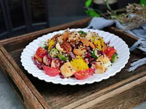 拌均匀后装盘，撒上坚果。