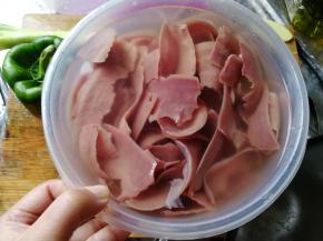 猪腰处理干净。切薄片，清洗干净，在清水里浸泡半小时，期间要常换水，去异味。