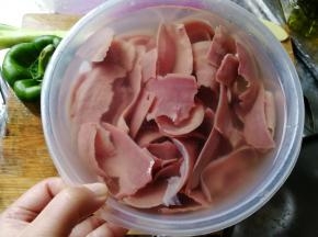 猪腰处理干净。切薄片，清洗干净，在清水里浸泡半小时，期间要常换水，去异味。