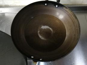 干净锅里放半锅清水。开大火盖盖子烧开。