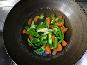 水开后，放入姜片，青椒块，胡萝卜片，将水烧开，焯水。