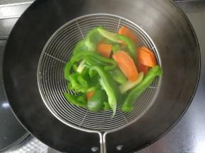 焯熟后，捞出。控干水分。