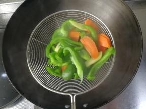 焯熟后，捞出。控干水分。